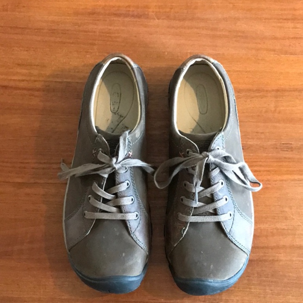 KEEN LACE UP HIKING SNEAKER SIZE 39 - 8.5